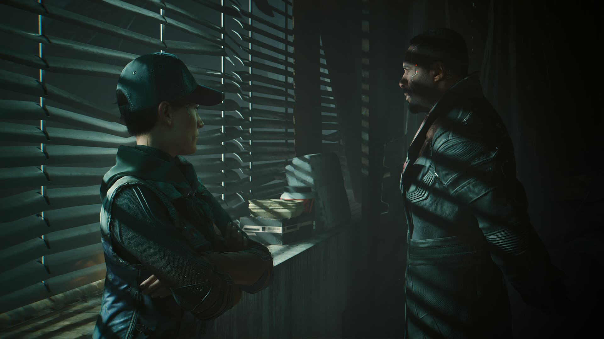 في مشهد داكن من Cyberpunk 2077، تقف شخصية ترتدي قبعة وسترة جلدية مذراعةً أمام رجل بوجه متندب ومعطف جلدي، بينهما نافذة مغطاة بستائر معدنية.
